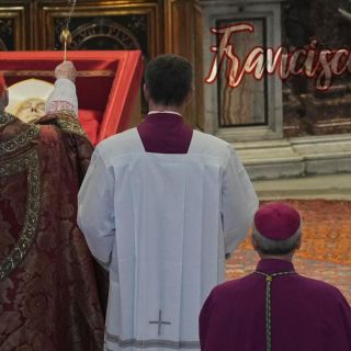 ¿Cuándo es y quiénes participarán en el cierre del féretro del Papa Francisco?