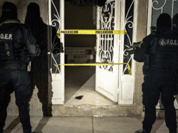 Elementos de la FIR mantienen bajo resguardo la finca donde al parecer opera este centro de videovigilancia de forma clandestina. ESPECIAL