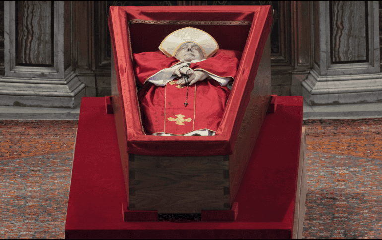 La decisión de prescindir del catafalco papal y de otros elementos tradicionales representa más que un cambio de forma: es una declaración de principios. EFE / ARCHIVO