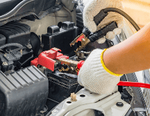 Elementos críticos como la unidad de control electrónico (ECU), el sistema de gestión del motor y diversos sensores, pueden ser muy sensibles a alteraciones en el voltaje. CANVA