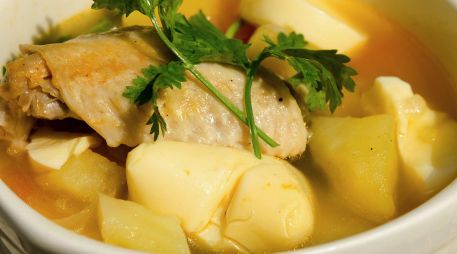 Una de las comidas que más evocan el hogar es el caldo de pollo, una preparación tradicional que combina la carne de esta ave de corral con una variedad de verduras y, en algunos casos, arroz o pasta de sopa. ESPECIAL / CANVA