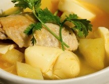 Una de las comidas que más evocan el hogar es el caldo de pollo, una preparación tradicional que combina la carne de esta ave de corral con una variedad de verduras y, en algunos casos, arroz o pasta de sopa. ESPECIAL / CANVA