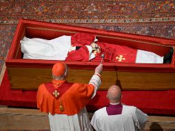 Dentro del féretro se introdujo una bolsa con monedas y medallas acuñadas durante el pontificado de Francisco y el “rogito”, que recoge los hechos más relevantes de su vida y pontificado. EFE/ Dicasterio para la Comunicación del Vaticano