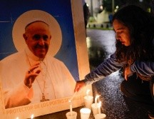 Participantes en la vigilia que convocó el Movimiento Evita la madrugada de este sábado ante la catedral de Buenos Aires para despedir al Papa Francisco. EFE / Juan Ignacio Roncoroni