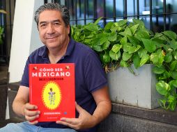 Andrés Zorrero. El escritor y editor posa con su primer libro: “Cómo ser mexicano y no morir en el intento”. EL INFORMADOR/H. Figueroa