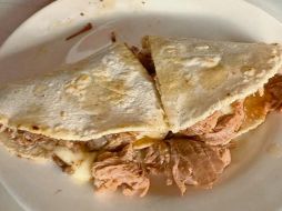 Quesabirra, platillo hecho con tortilla grande y a la plancha, sin bañar o sancochar con grasa. ESPECIAL