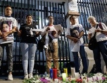 Colocaron un memorial con pétalos y flores en forma de cruz, para pedir por el descanso y paz de María del Carmen Morales. SUN / Y. OSNAYA