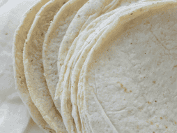 Desde que se producen hasta que llegan a nuestra mesa, las tortillas deben mantenerse bajo condiciones alejadas de la humedad y la exposición solar para alargar su fecha de consumo. ESPECIAL