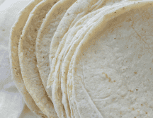 Desde que se producen hasta que llegan a nuestra mesa, las tortillas deben mantenerse bajo condiciones alejadas de la humedad y la exposición solar para alargar su fecha de consumo. ESPECIAL