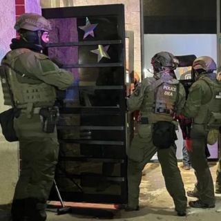 Detienen a más de 100 migrantes tras redada en club clandestino de Colorado