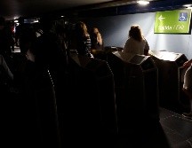 Cerca del mediodía, usuarios del Metro de Madrid tuvieron que abandonar una de las estaciones del suburbano tras registrarse un apagón masivo en el país. EFE / Mariscal