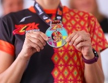 Este lunes se presentaron la medalla y la camisa conmemorativas del Medio Maratón de Zapopan, mismas que cuentan con una importante influencia de la cultura wixárika. EL INFORMADOR / H. Figueroa