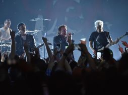 Una de las características más definitorias de U2 es su capacidad para fusionar lo personal con lo político. AP / ARCHIVO