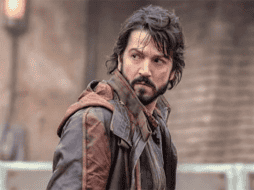 El actor regresa a México, su país, para promocionar la última temporada de 