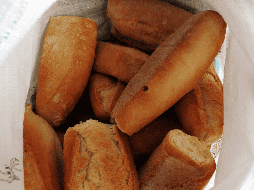 Además de alimento sagrado en la tradición mexicana, el bolillo también es compañero para los momentos difíciles, ¿quién no ha escuchado alguna vez y después de un temblor?: “Cómete un bolillo pa' el susto”. EL INFORMADOR / ARCHIVO