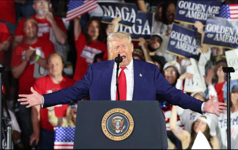 Trump celebró ayer sus primeros 100 días en el poder con elogios a sí mismo y burlas contra sus rivales. Pero al relajar o modificar su política arancelaria, expertos consideran que está reconociendo los errores en sus estrategias. EFE/O. Guzmán