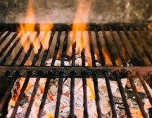 Sigue este inquebrantable consejo para dejar lista tu parrilla para un proximo asado. PEXELS