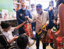 El gobernador de Jalisco, Pablo Lemus, inició el día con una visita al Hospital Zoquipan, donde entregó regalos y sacó sonrisas a niñas y niños que enfrentan retos de salud. CORTESÍA.