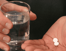 Los especialistas insisten en que nadie debe comenzar ni suspender este tratamiento sin antes consultarlo con un médico, ya que cada situación debe analizarse de manera individual y con base en los riesgos personales. CANVA