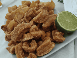 El chicharrón, en pequeñas cantidades, aporta energía, saciedad y algo de hierro. ESPECIAL / Canva