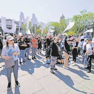 Obreros exigen alza de sueldos y disminución de horario laboral