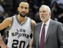 Gregg Popovich (d), junto a Manu Ginóbili. El entrenador cambió por completo el ADN de la franquicia y llevó a los Spurs a ganar cinco anillos de campeón. AP / ARCHIVO