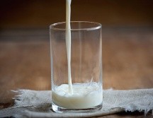 La leche no es un alimento obligatorio para todos, aunque sí ofrece esos beneficios para quienes la consumen. ESPECIAL / CANVA