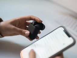 El uso de audífonos para escuchar música a un volumen elevado representa un riesgo creciente entre los jóvenes. ESPECIAL / CANVA