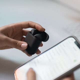 ¿Cuál es el volumen adecuado de los audífonos para escuchar música?