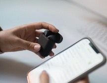 El uso de audífonos para escuchar música a un volumen elevado representa un riesgo creciente entre los jóvenes. ESPECIAL / CANVA