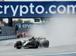 La intensa lluvia que cae sobre el Circuito Internacional de Miami obligó a suspender momentáneamente la largada de la carrera sprint del Gran Premio de Miami. AFP / H. Vivas