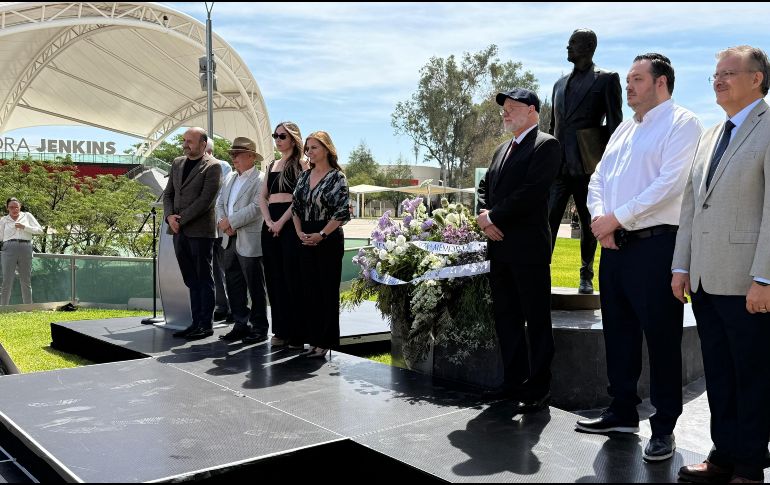 Karla Planter y José Trinidad Padilla celebraron el legado de Raúl Padilla en la explanada de la Plaza Bicentenario. EL INFORMADOR / H. Navarro