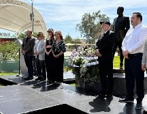 Karla Planter y José Trinidad Padilla celebraron el legado de Raúl Padilla en la explanada de la Plaza Bicentenario. EL INFORMADOR / H. Navarro