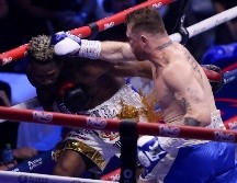 Santos Saúl Álvarez Barragán recuperó el cinturón de la FIB, que había dejado vacante en 2024, y sumó nuevamente los títulos del CMB, AMB y OMB. AFP/ F. Nureldine.