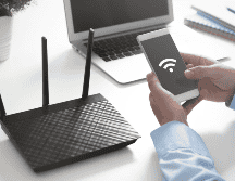Tu internet es más lento en la noche, no porque algo esté roto, sino porque más personas lo están usando al mismo tiempo.  CANVA