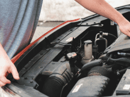 Debido a que es uno de los problemas más comunes durante los viajes en carretera, aquí te compartimos qué hacer. ESPECIAL