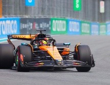 Piastri se impuso a Max Verstappen, quien salió desde la pole position y con quien peleó de tú a tú desde que se apagaron las luces en el circuito. EFE/ C. HERRERA-ULASHKEVICH.