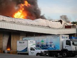 La columna de humo se avistaba desde distintos puntos de la Zona Metropolitana de Guadalajara. ESPECIAL/ PC y Bomberos de GDL