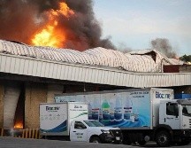 La columna de humo se avistaba desde distintos puntos de la Zona Metropolitana de Guadalajara. ESPECIAL/ PC y Bomberos de GDL