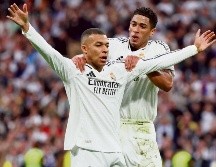 El delantero francés, Kylian Mbappé, celebra con intensidad tras marcar un gol clave que mantiene a su equipo en la lucha por el título. EFE