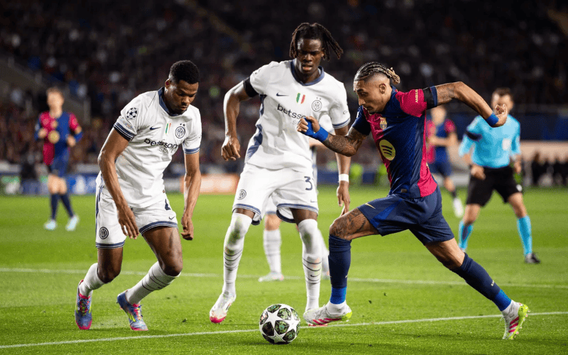 Raphinha y Dumfries fueron de los jugadores más importantes en el duelo de ida/ Judit Cartiel - FC Barcelona