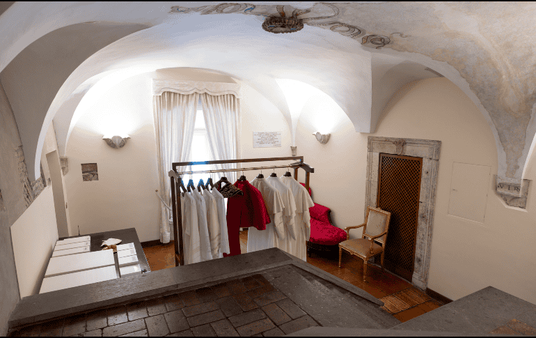 Las imágenes y videos difundidos muestran también la llamada Sala de las Lágrimas, donde al futuro Pontífice le esperan tres trajes papales de distinto tamaño y que es una habitación donde, según la tradición, el recién elegido jefe de la Iglesia católica podía desahogar su nerviosismo con el llanto. EFE / Vatican Media