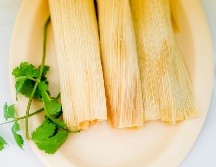 Los tamales son un alimento elaborado a base de maíz, y se consideran un platillo versátil. UNSPLASH/  T. Captures