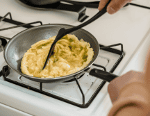 La versatilidad del huevo permite que pueda emplearse en una amplia variedad de recetas, desde desayunos hasta postres. ESPECIAL