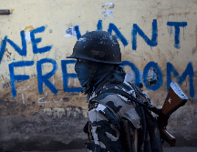 India lanza misiles a través de la frontera con Pakistán, matando a 1 niño, dicen funcionarios. AP Foto/D. Yasin.