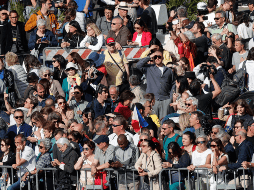 Los jóvenes son los que más tienden a simpatizar con las enseñanzas del fallecido pontífice, mientras que dos tercios de los consultados afirman que su papado les hizo sentirse más conectados con la Iglesia. EFE / G. Lami