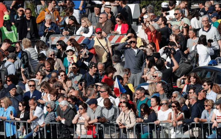 Los jóvenes son los que más tienden a simpatizar con las enseñanzas del fallecido pontífice, mientras que dos tercios de los consultados afirman que su papado les hizo sentirse más conectados con la Iglesia. EFE / G. Lami