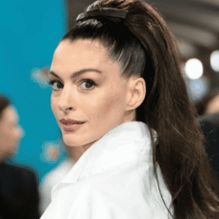 Anne Hathaway causa sensación en la Met Gala 2025 con su apariencia juvenil