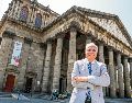 El director del FCM posa para esta casa editorial afuera del Teatro Degollado. EL INFORMADOR/ A. Navarro