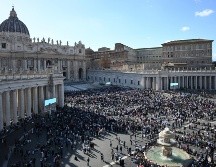 La fumata blanca pilló por sorpresa a los miles congregados, que se mostraron exultantes, han empezado a aplaudir y a gritar 